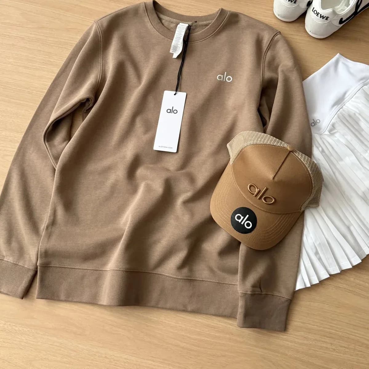 Alo Yoga Crewneck Sweatshirt in Camel — product photo on Sugargoo Spreadsheet