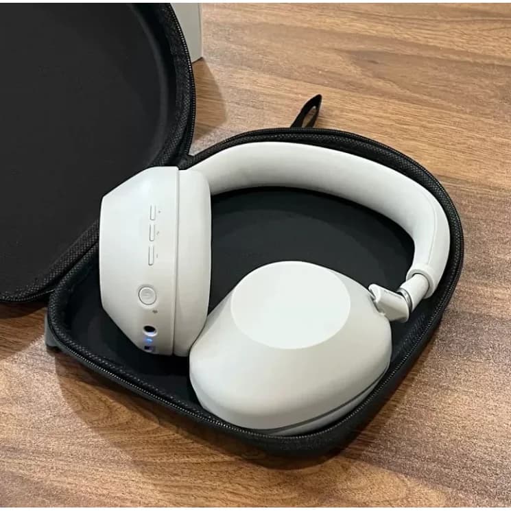 Sony XM6 White Noise-Canceling Headphones — product photo on Sugargoo Spreadsheet