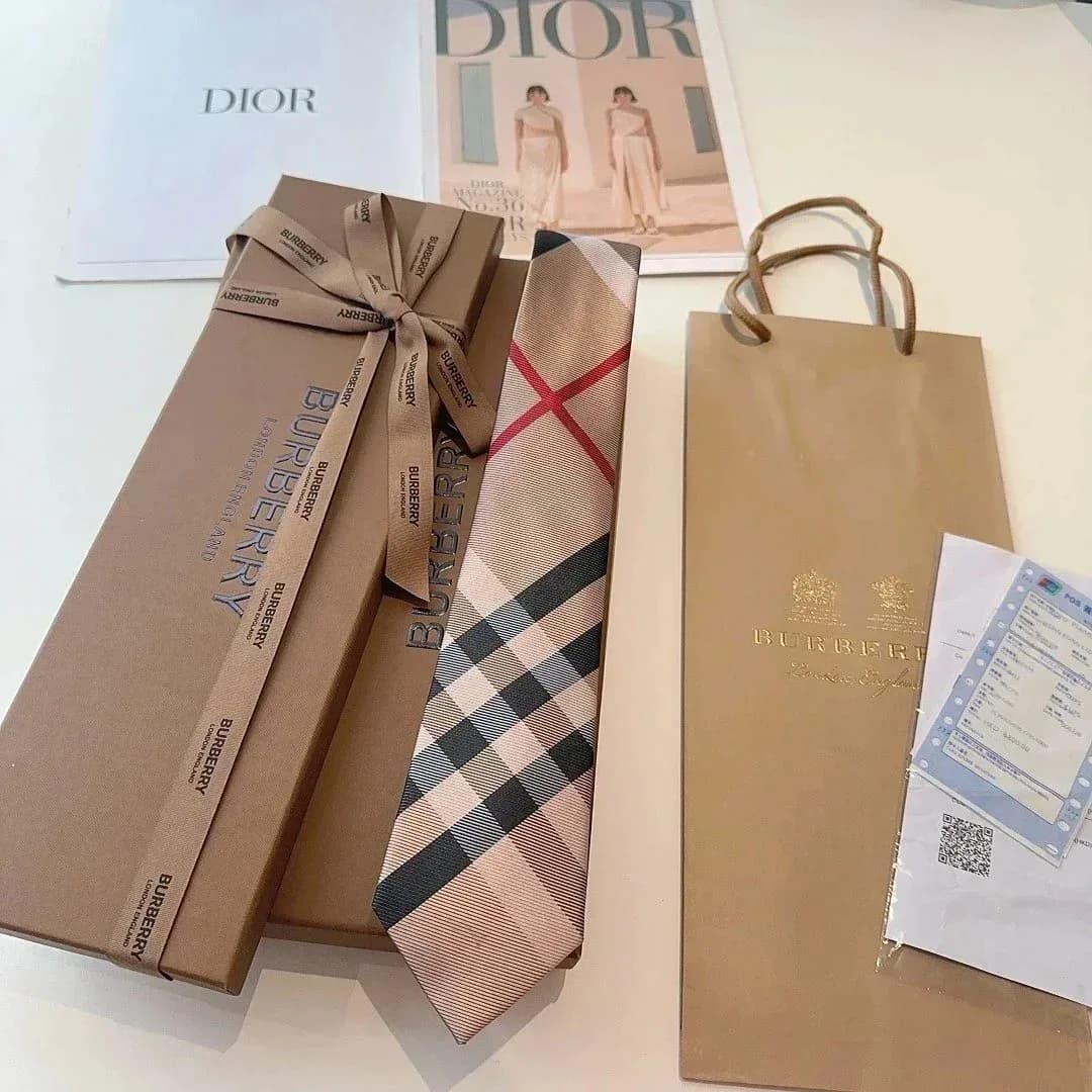 Burberry Nova Check Silk Tie — product photo on Sugargoo Spreadsheet